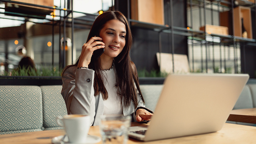 девушка работает в кафе фото