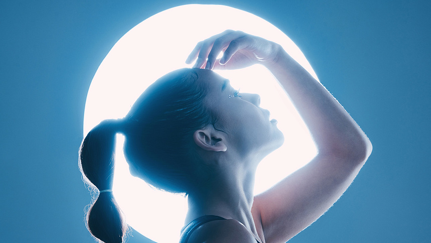 луна и девушка фото