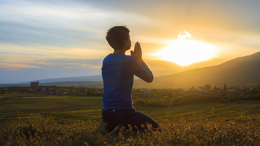 Человек молится фото