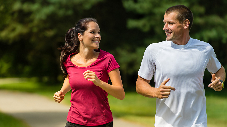 девушка и парень бегут фото