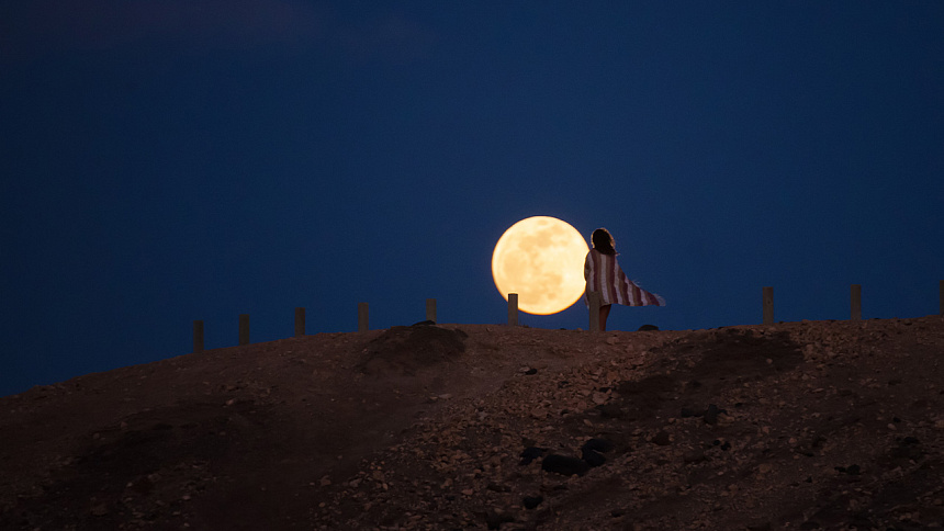 луна и девушка фото