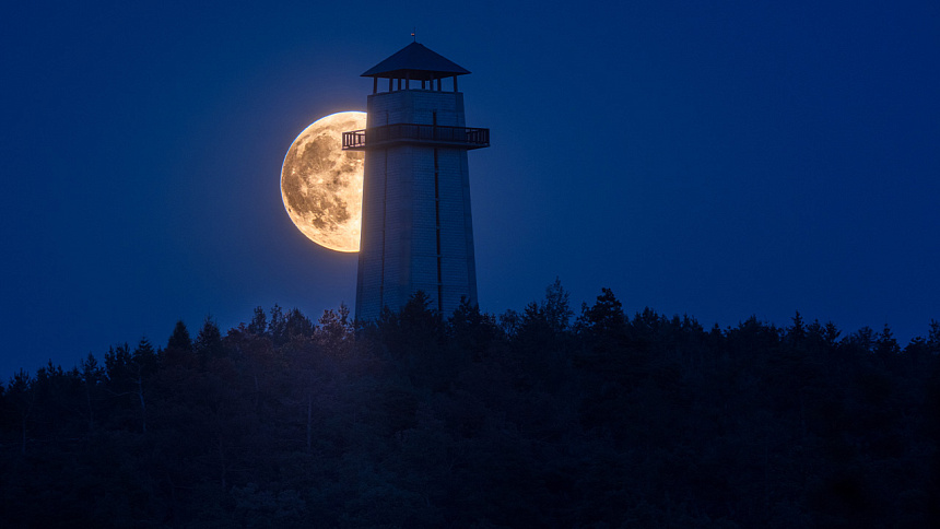 луна и маяк фото