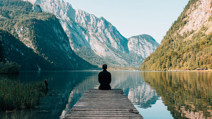 Мужчина отдыхает у озера фото