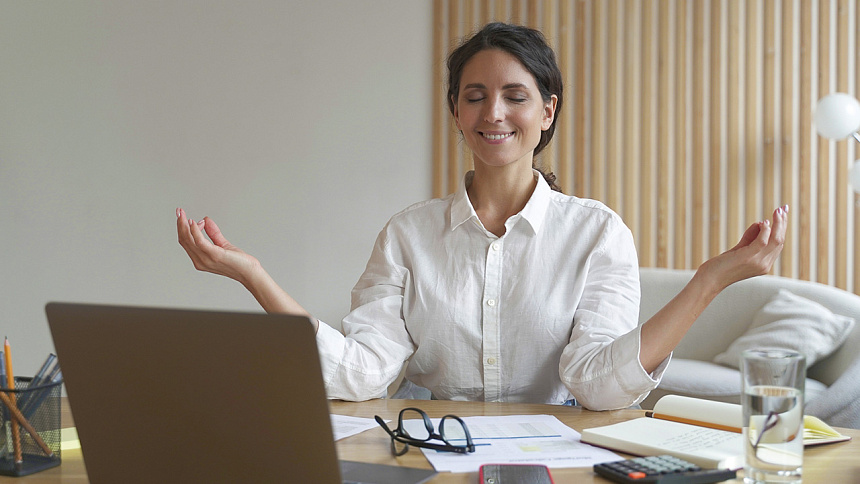 йога на работе фото