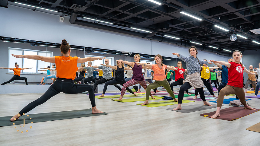 йога в зале фото