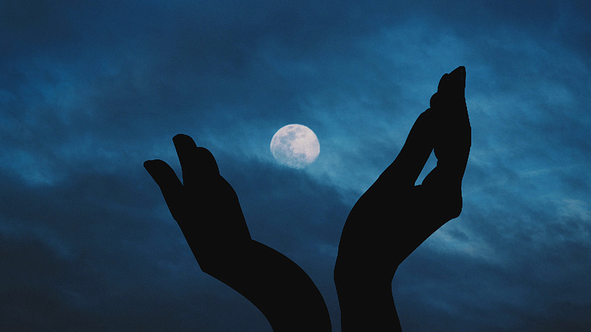 луна и руки фото