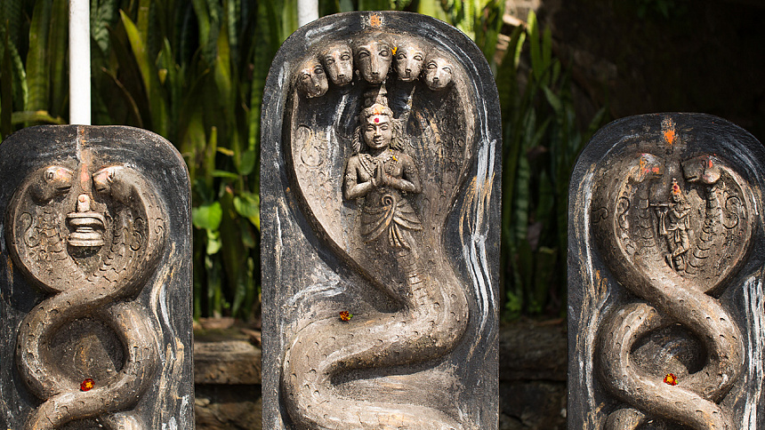 статуя со змеями фото