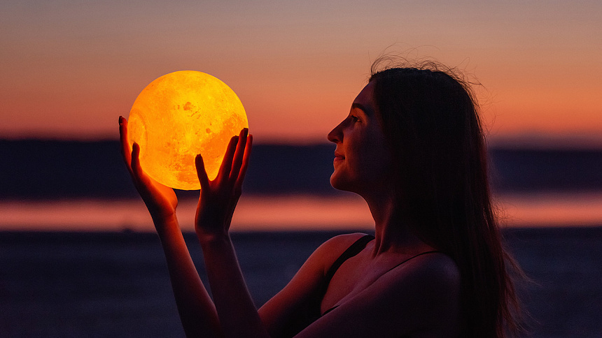женщина и луна в руках фото