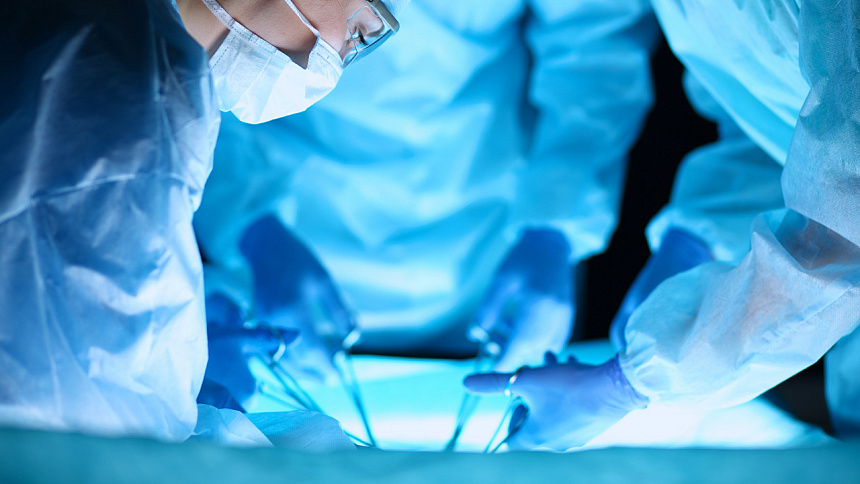хирург на операции фото