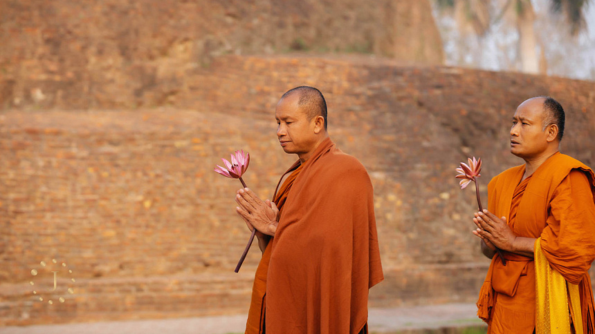 монахи и лотос фото