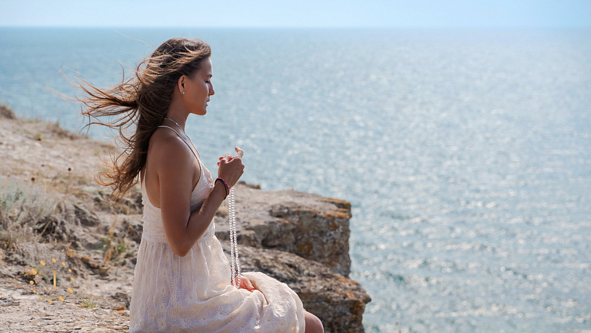 повторение мантры у моря фото