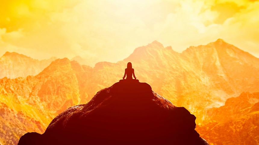 девушка на горе фото