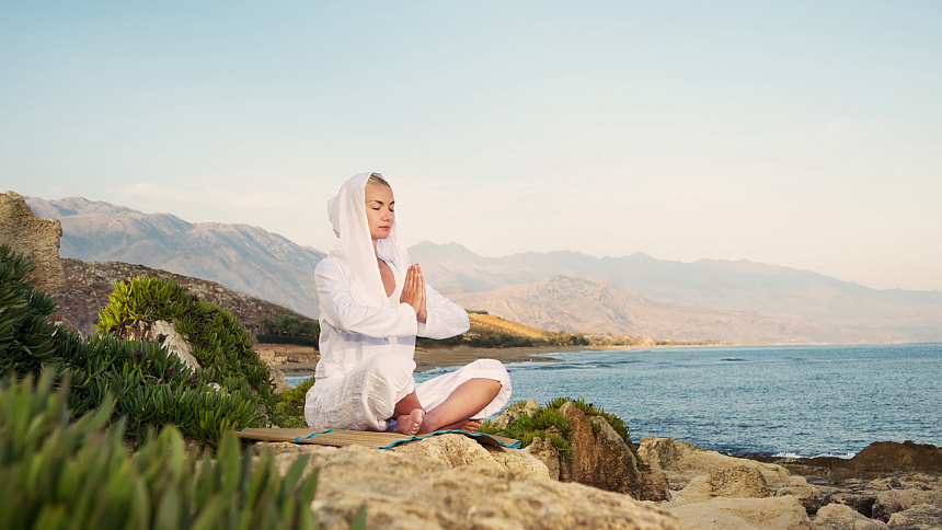 девушка занимается йогой фото