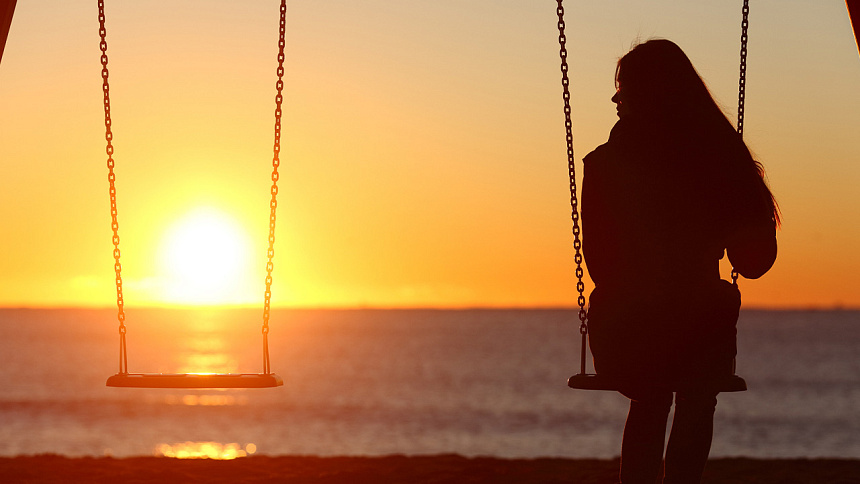 девушка на качелях фото