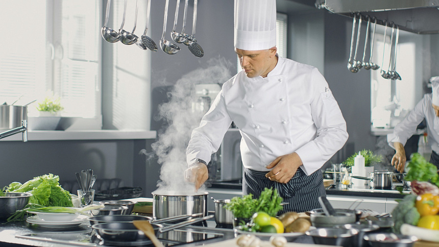 повар на кухне фото