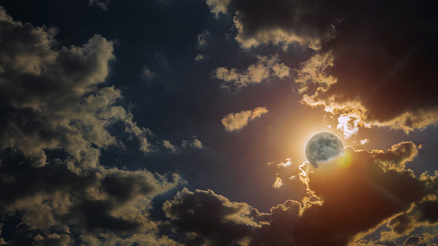 светит луна фото