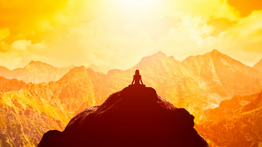 девушка на горе фото