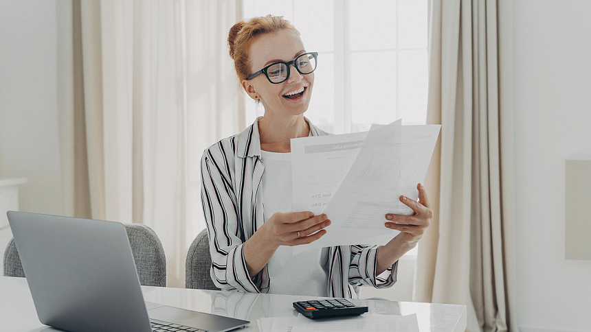 девушка за работой фото