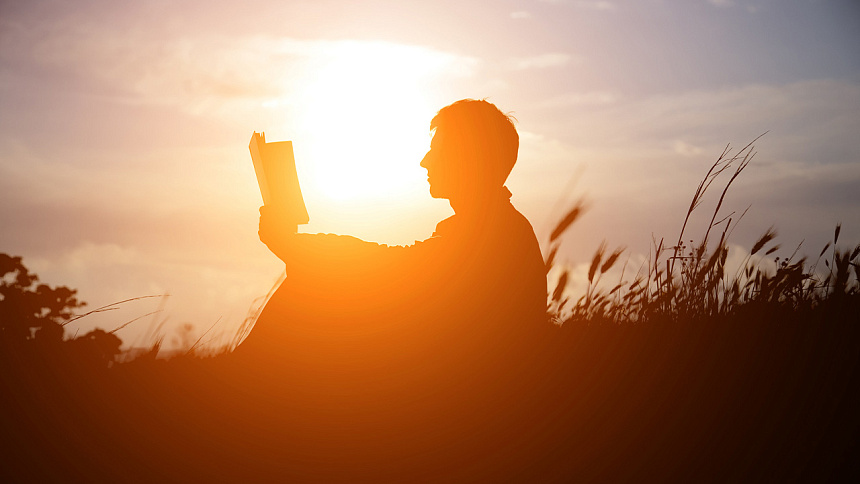 мужчина читает книгу