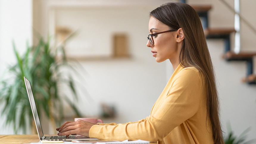 Девушка за компьютером фото